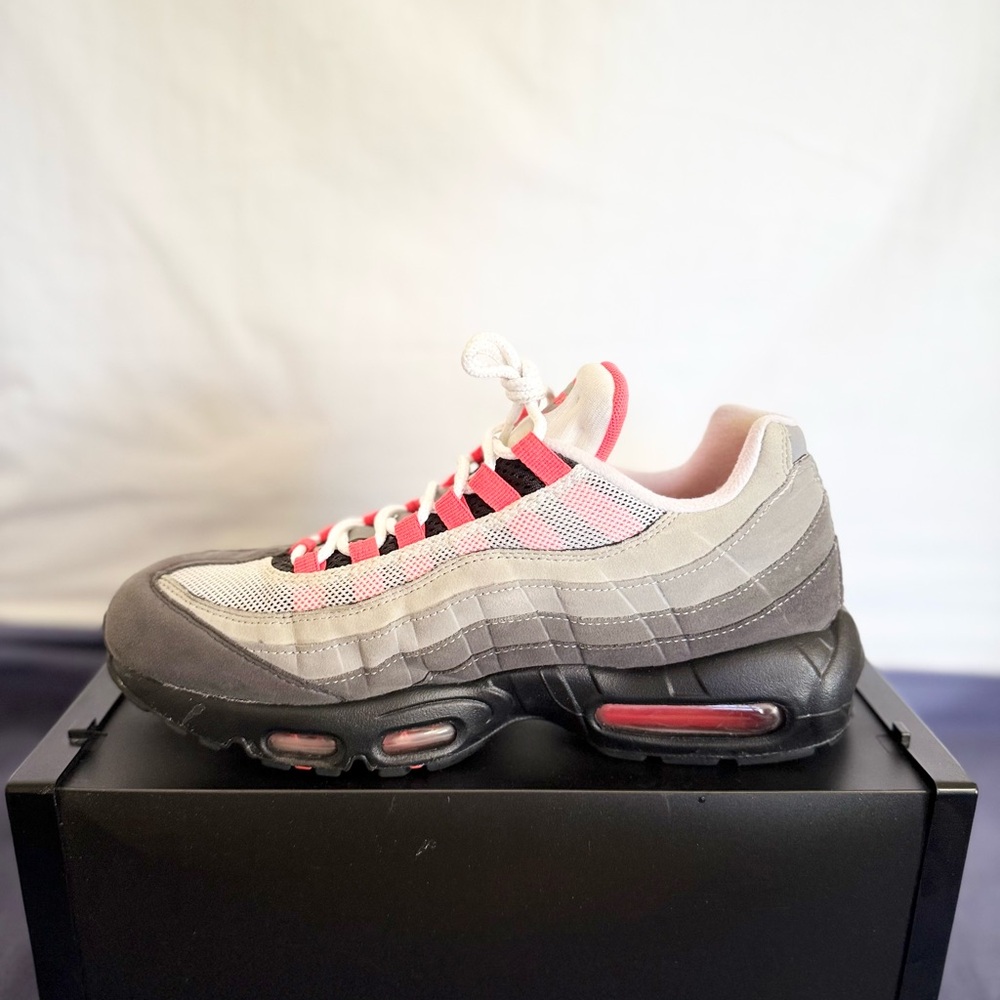 AUTHENTIC Nike Air Max 95 OG Solar Red Size 9 AT2865-100 2018 PRE-OWNED - Picture 4 of 8